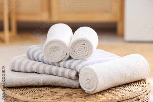 Cuadro en lienzo Clean soft towels on laundry basket in bathroom, closeup