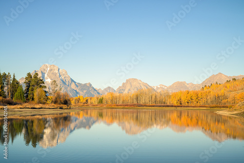 Schilderij op canvas Panoramic view of Mount Moran and the Teton Range reflected in the Snake River a