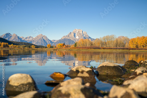 Tableau sur toile Mount Moran reflection at Oxbow Bend with blurred rocks in the foreground, Grand
