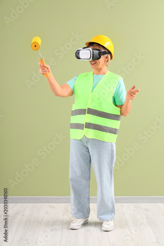 Mature female worker in VR ...