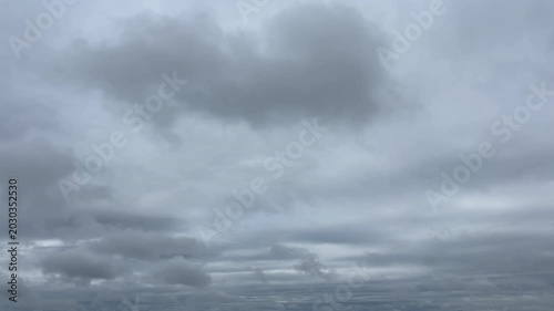 雲の流れが早い曇天の空