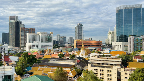 Quadro em tela High Angle View of Bangkok Cityscape with Traditional Temples and Skyscrapers