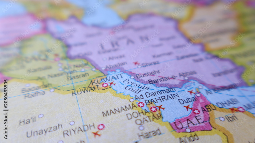 Obraz premium Close-up of a world map showing Iran, Kuwait, Qatar, Bahrain, UAE, and Saudi Arabia, highlighting the Persian Gulf region.