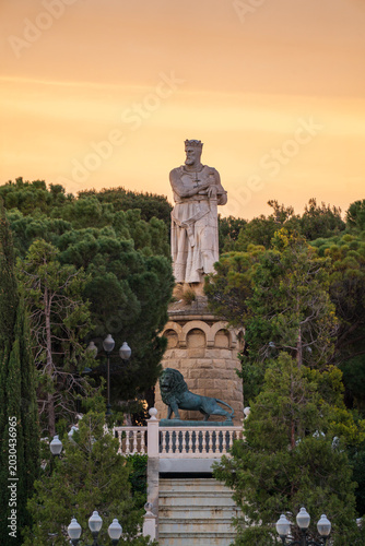 Φωτογραφία Estatua del batallador en parque grande