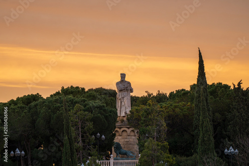 Estatua del batallador durante el amanecer en Zaragoza
