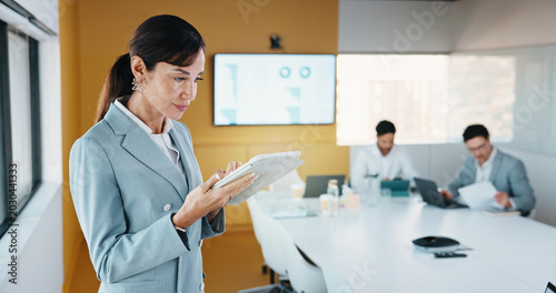 Fotografi Business, woman and reading with tablet in meeting for research, finance charts or profit growth