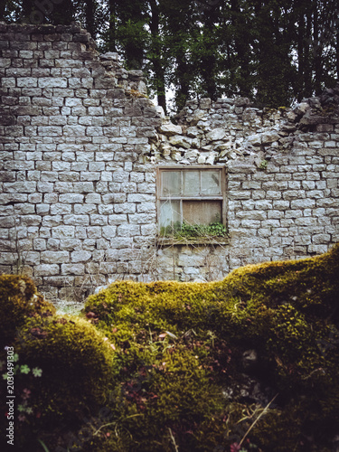 Tableau sur toile A derelict rural building behind a moss covered drystone wall