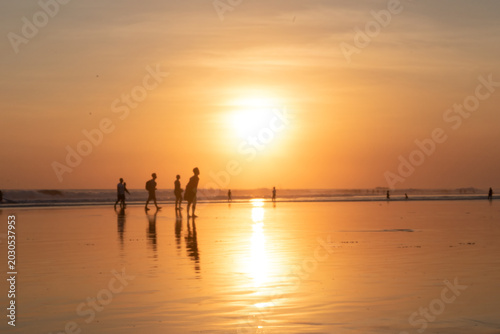 Photos Tourists admire the sunset in Bali
