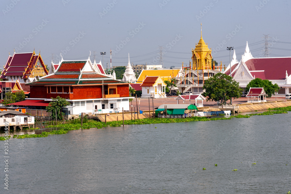 Fototapeta premium Barges, Boats and Temples at Chaopraya River Bangkok