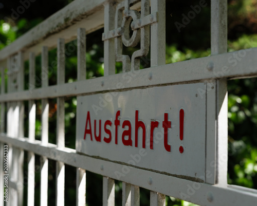 Metalltor mit Aufschrift 