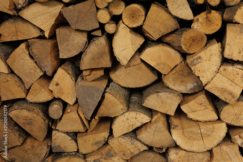 Photos Neatly Stacked Firewood Logs Background – Rustic Woodpile Texture for Winter Hea
