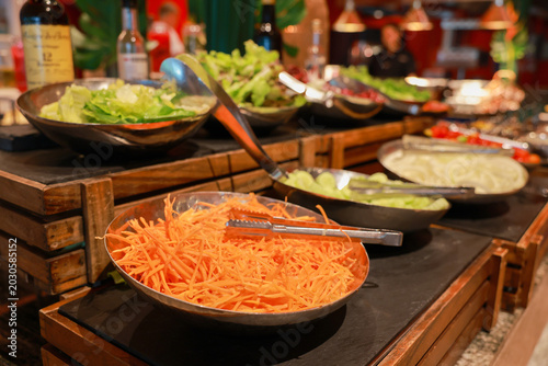 Foto Fresh organic salad bar buffet station in luxury hotel restaurant