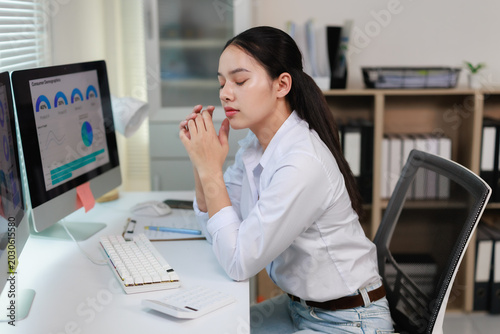 Cuadro en lienzo Young asian woman feeling stressed and overwhelmed by excessive workload, experi