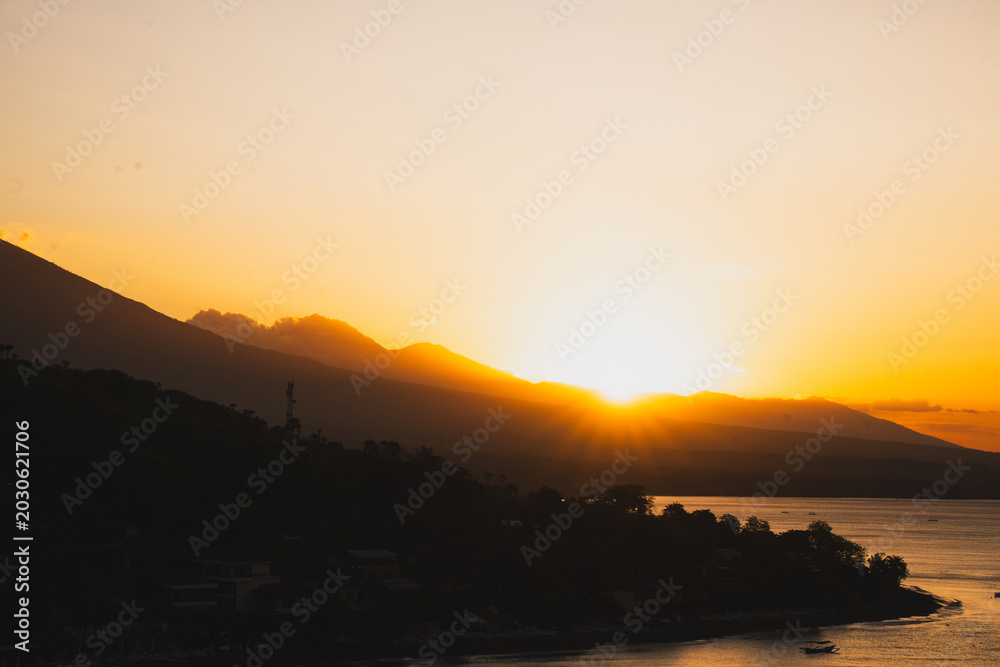 Obraz premium Golden sunset over coastal hills