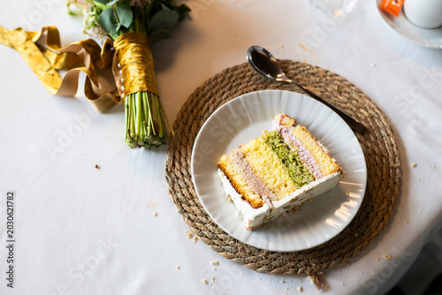 Postres en una ceremonia de Boda, tarta y pastelitos y regalos
