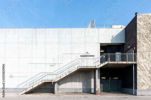 Fotografía Edificio moderno minimalista caratterizzato da una facciata piana e dai colori chiari