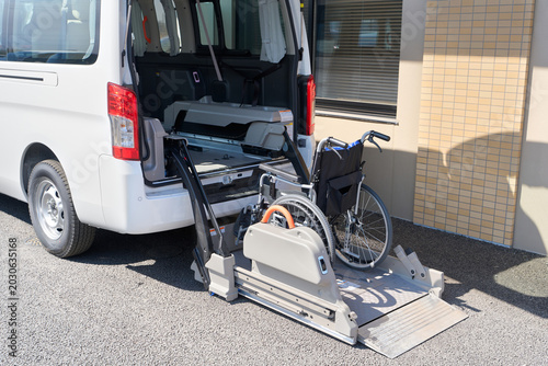 Foto 福祉車両のリフト機能と車椅子