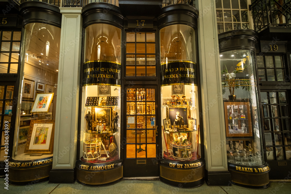 Fototapeta premium LONDON - PICCADILLY ARCADE ST JAMES'S - The Armoury of St James's militaria model soldiers shopfront