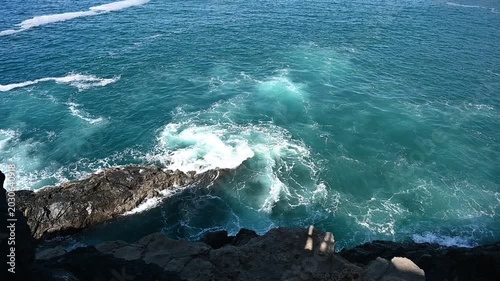 Wellen an einem Felsen vor Fuerteventura