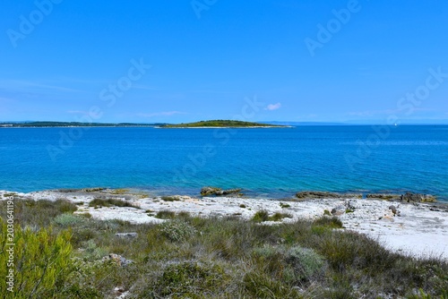 Fotografia View of an island at the Adriatic sea from the coast of Kamenjak in Istria, Croa