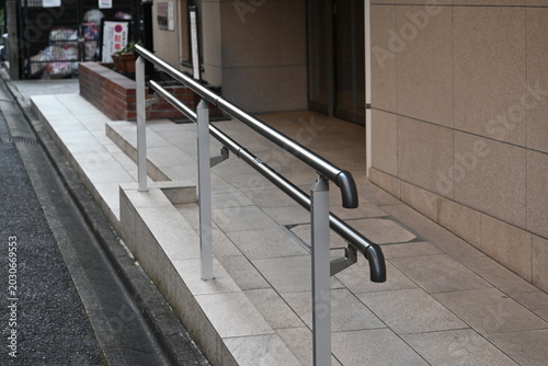 建物の入口に設置された金属製手すり