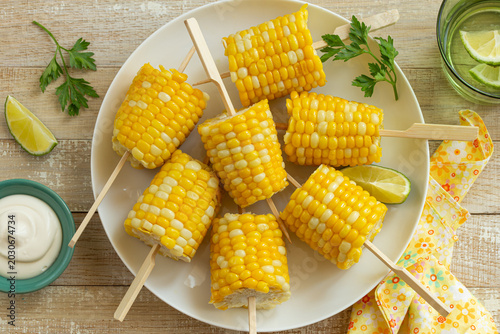 cooked corn on the cob