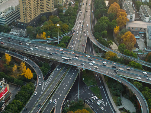 Fotografía Busy multilevel highway interchange with steady traffic flow through a major Chi