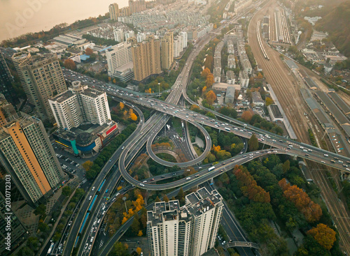 Tableau sur toile Busy multilevel highway interchange with steady traffic flow through a major Chi