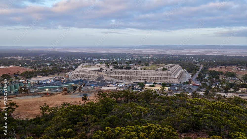 Obraz premium Norseman, Western Australia – 4K Aerial Drone Footage of Mining Site, Residential Houses and Estates, Lake, Forest and Remote Australian Outback Landscape at Sunrise