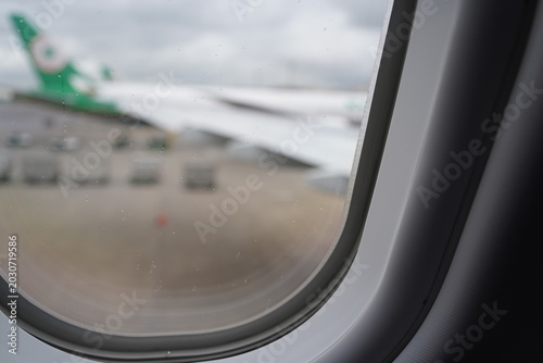 Fotografia Close-up of airplane window breather hole and droplets