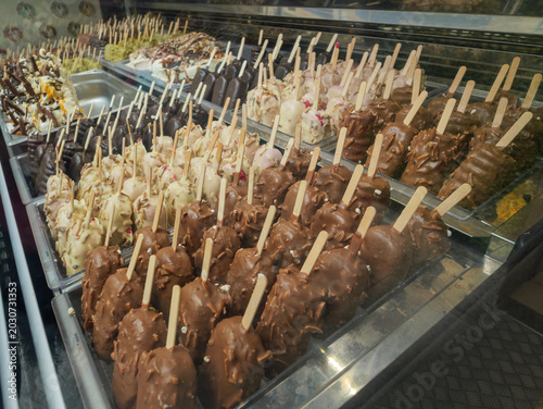 Schilderij op canvas Chocolate covered ice cream bars in ice cream shop display