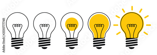 Valokuva Five light bulbs showing a progression from unlit to fully illuminated