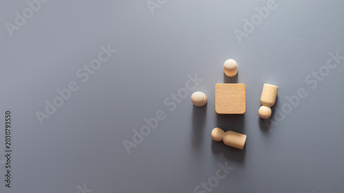 Foto Minimalist wooden peg figures symbolizing crisis management, team breakdown, organisational conflict, workplace disruption and operational challenges