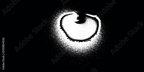 Fotografía Abstract grunge heart shape made of white spray paint splatter on black backgrou