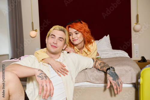 Obraz na płótnie Young couple enjoys a relaxing vacation together in a modern hotel room