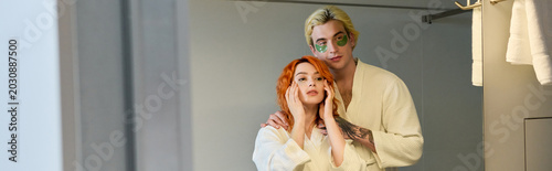 Foto Couple enjoying a romantic getaway in a stylish hotel during a sunny summer