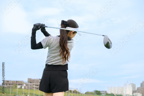 Konstfotografi ゴルフのスイングをする日本人女性