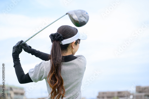 Photos ゴルフのスイングをする日本人女性