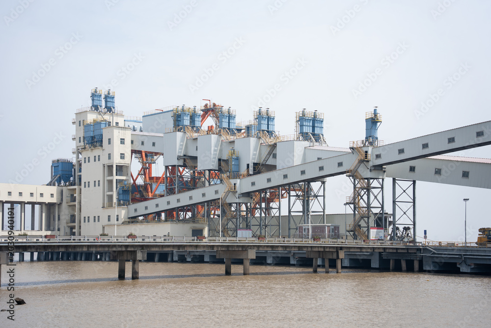 Obraz premium Panoramic view of large industrial conveyor equipment at the port terminal