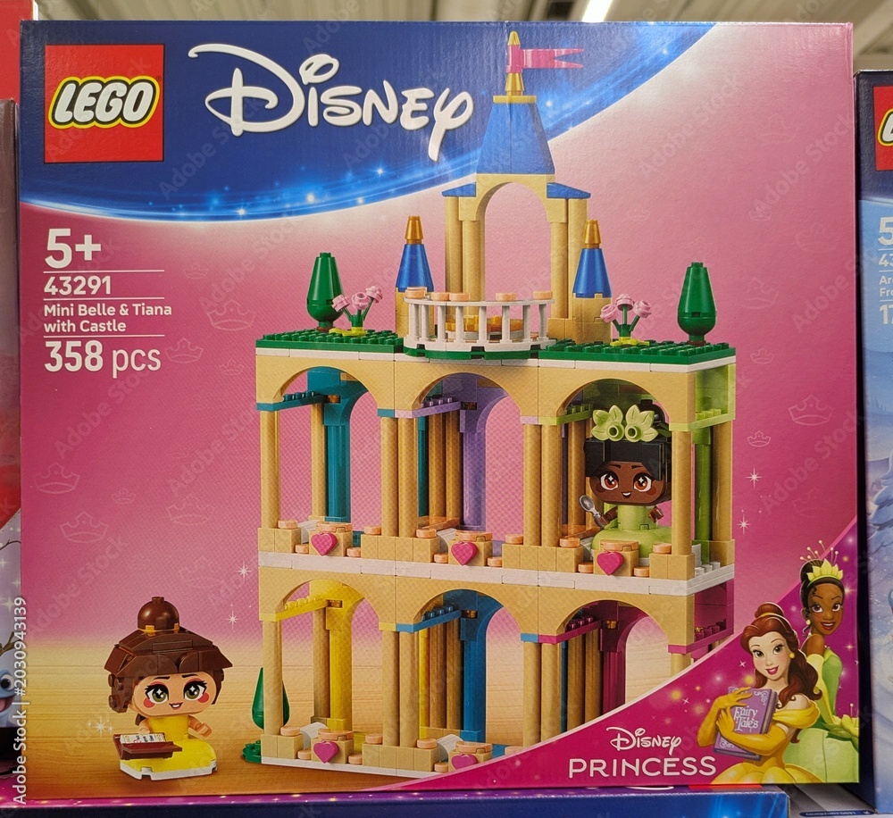 Obraz premium Caja Lego Princesas Disney con mini castillo de Bella y Tiana en una tienda Carrefour, Madrid, España, 4 de abril de 2026