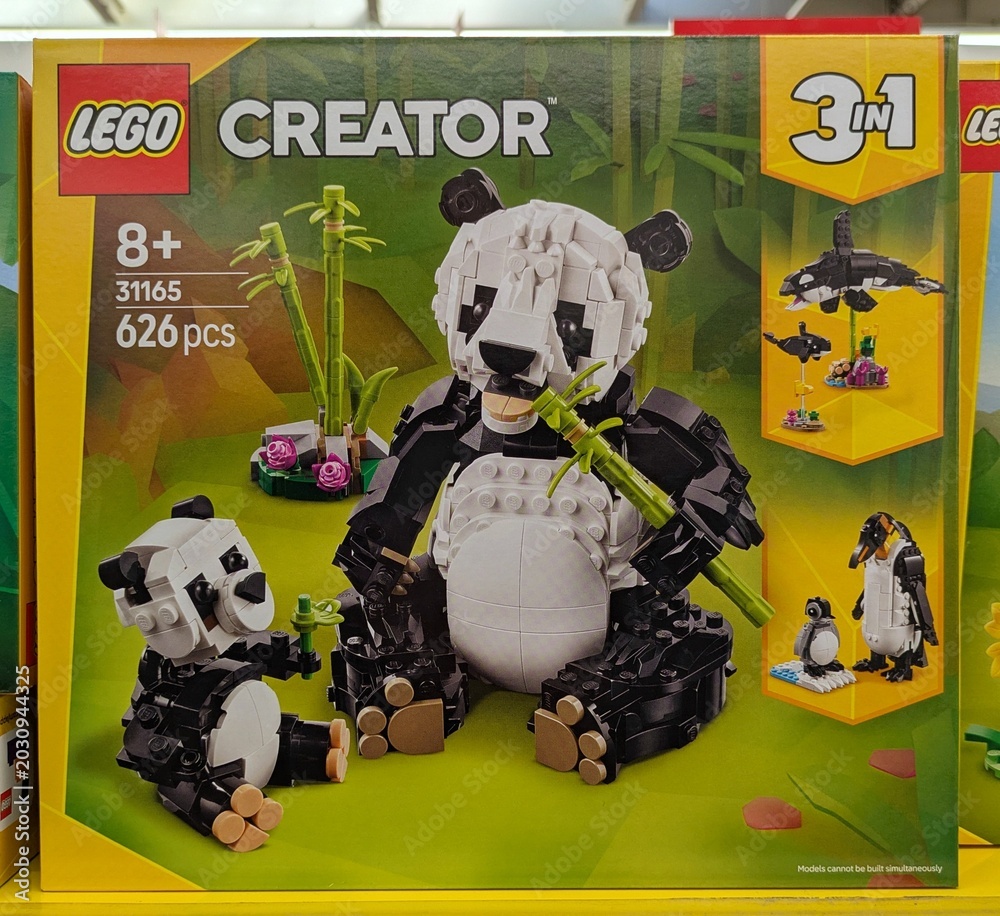 Obraz premium Caja Lego Creator de animales con crías: oso panda, pingüino y ballena orca, en una tienda Carrefour, Madrid, España, 4 de abril de 2026