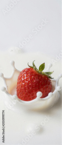 Strawberry splash in milk