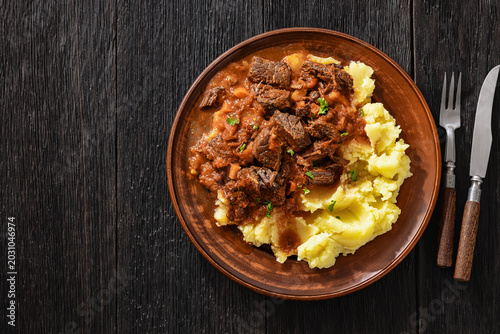 Fotografie slow cooked beef meat stew served with mashed potatoes
