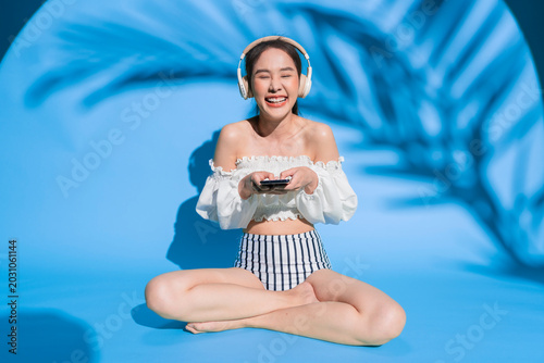 Foto A beautiful cheerful young Asian woman wearing a trendy white off-the-shoulder c