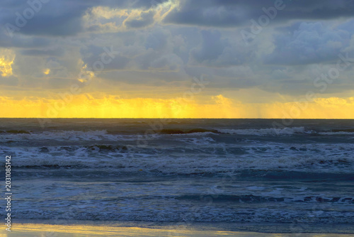 Fotografie mare mediterraneo al tramonto a viareggio italia