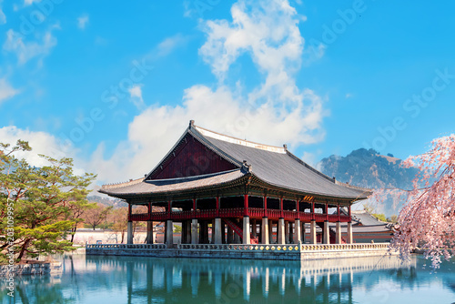 Canvas Print Seoul, South Korea. Gyeongbokgung Palace and cherry blossoms.