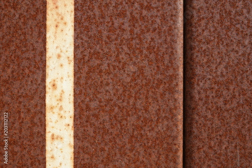 Foto Panneau en acier corten avec ligne graphique peinte en blanc