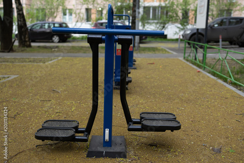Foto Ellipsoid outdoor strength training simulator in a public park.