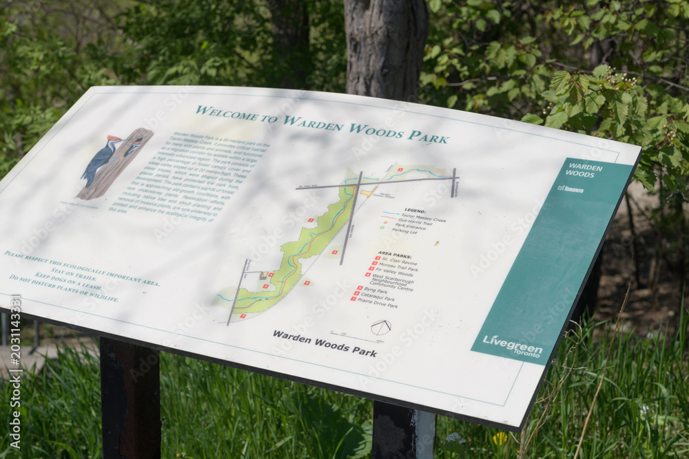 Naklejka premium plaque location marker and welcome sign at entrance to Warden Woods Park, 74 Firvalley Ct, Toronto