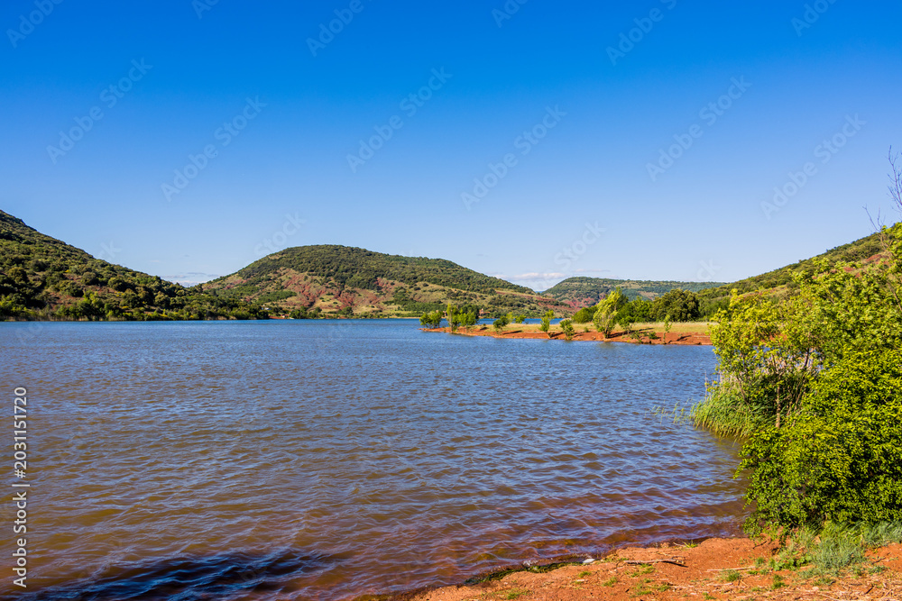 Obraz premium Le Lac du Salagou dans l'Hérault en France